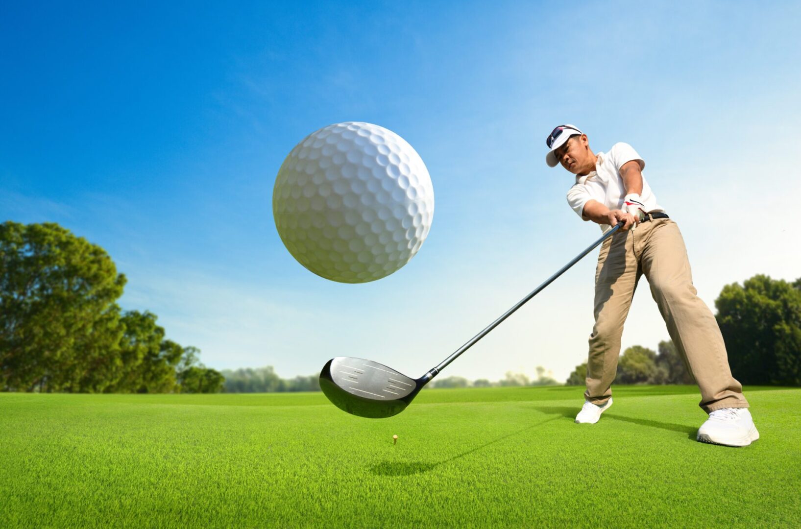 Motion,Action,Of,Golfer,Teeing,Off,With,Drivers.